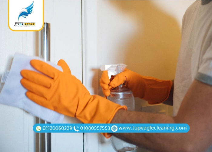 تنظيف الابواب الخشبية