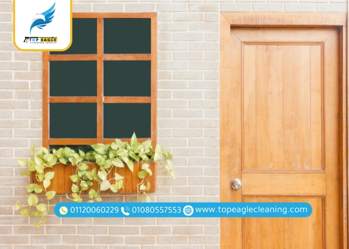 تنظيف الابواب الخشبية