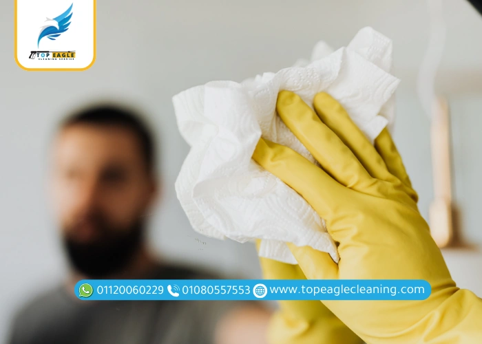 عامل تنظيف حمامات