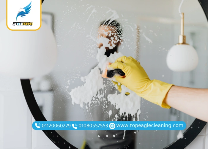 أفضل طرق تنظيف المرايا من البقع السوداء في المنزل